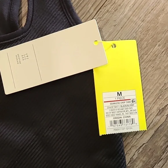 RESTOCKED All In Motion Black Seamless Textured Cropped Tank - Picture 3 of 4